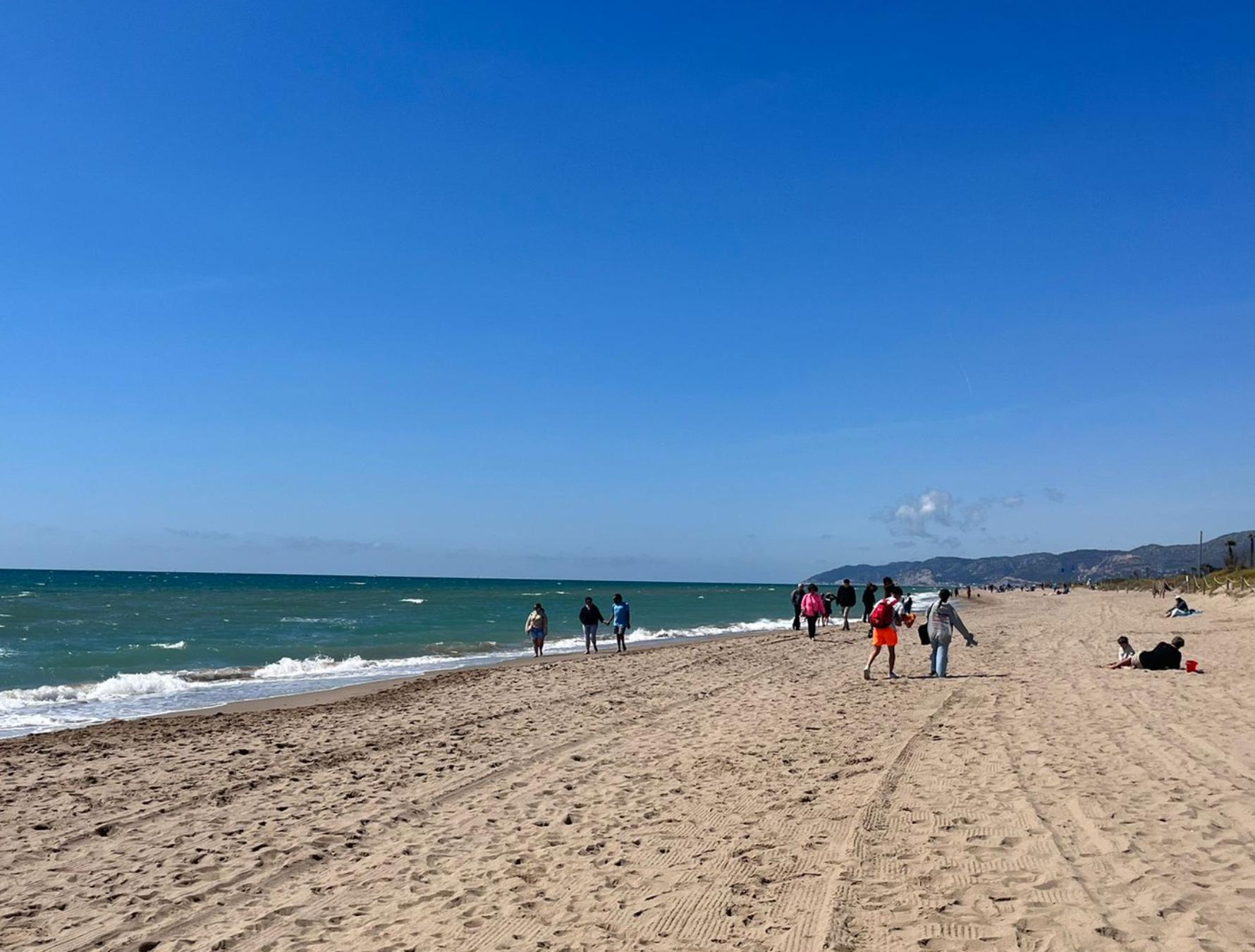 El bon temps de Divendres Sant ha animat a molta gent a anar fins a la platja / Gavà - Raquel Pujadas