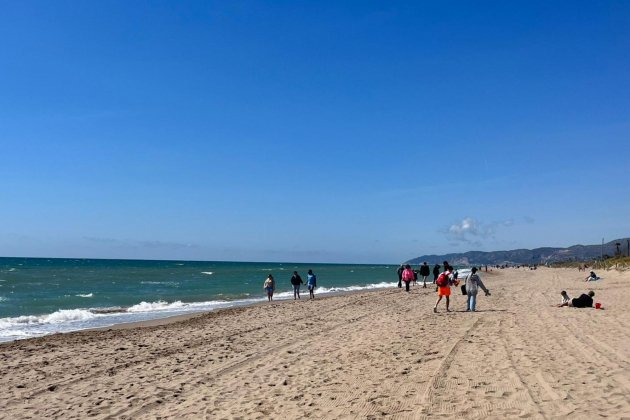 El buen tiempo del Viernes Santo ha animado a mucha gente a ir hasta la playa / Gavà - Raquel Pujadas