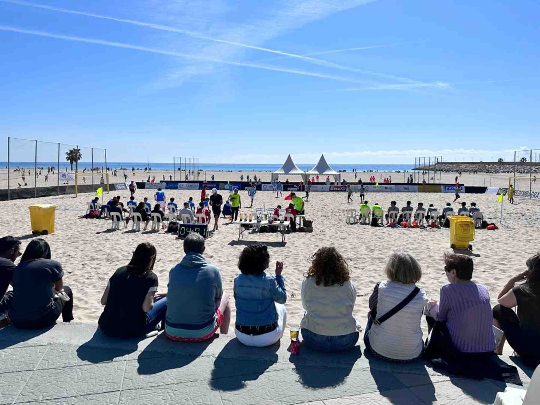 Setmana Santa amb temps esplèndid a Catalunya que permet gaudir dia rere dia d'activitats a la platja / @EsportTDB - Torredembarra