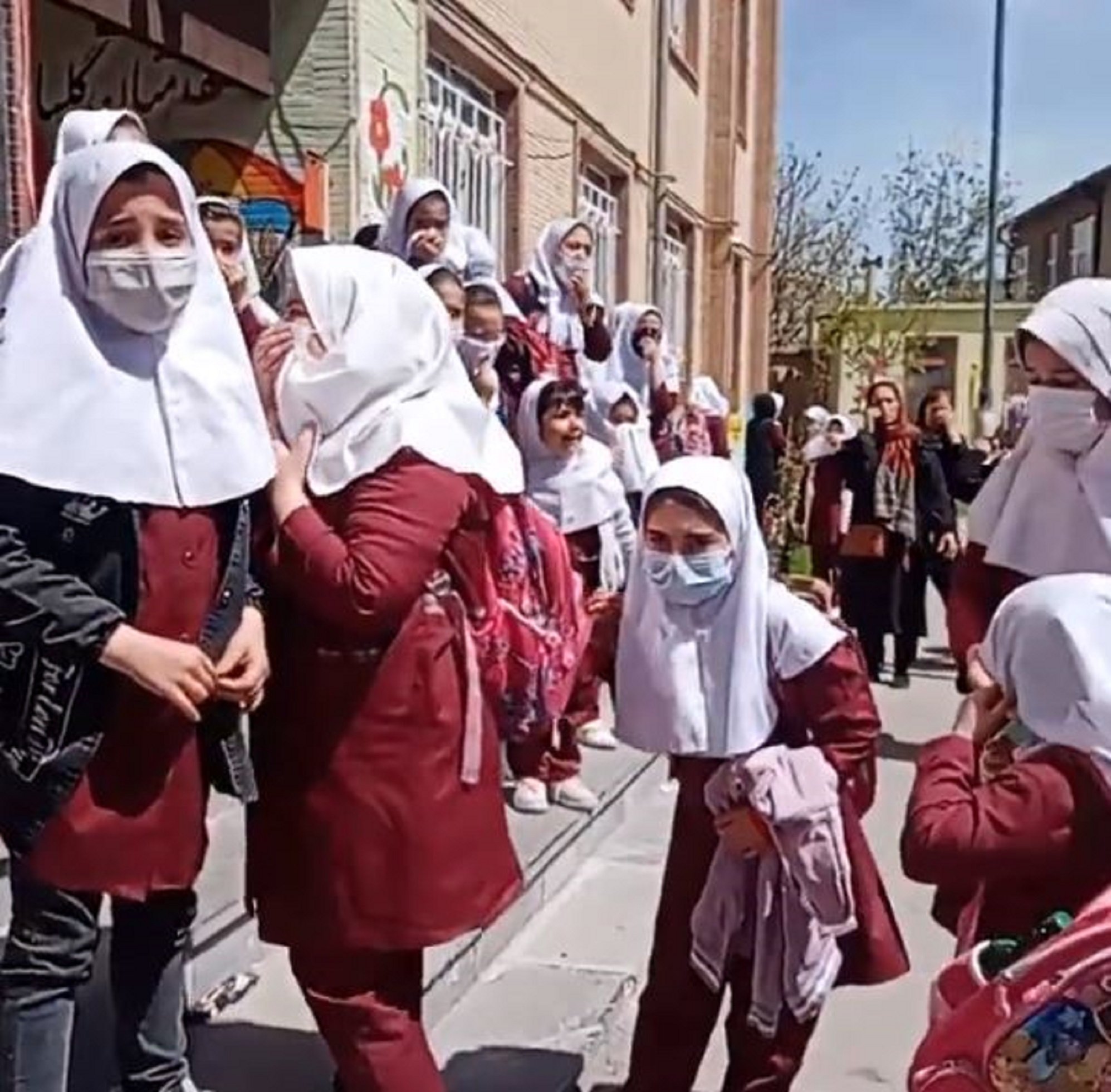 Envenenan con gas a decenas de niñas en escuelas de Irán