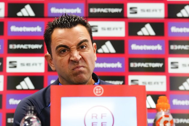 Xavi Hernández cara rara rueda de prensa / Foto: EFE - Enric Fontcuberta