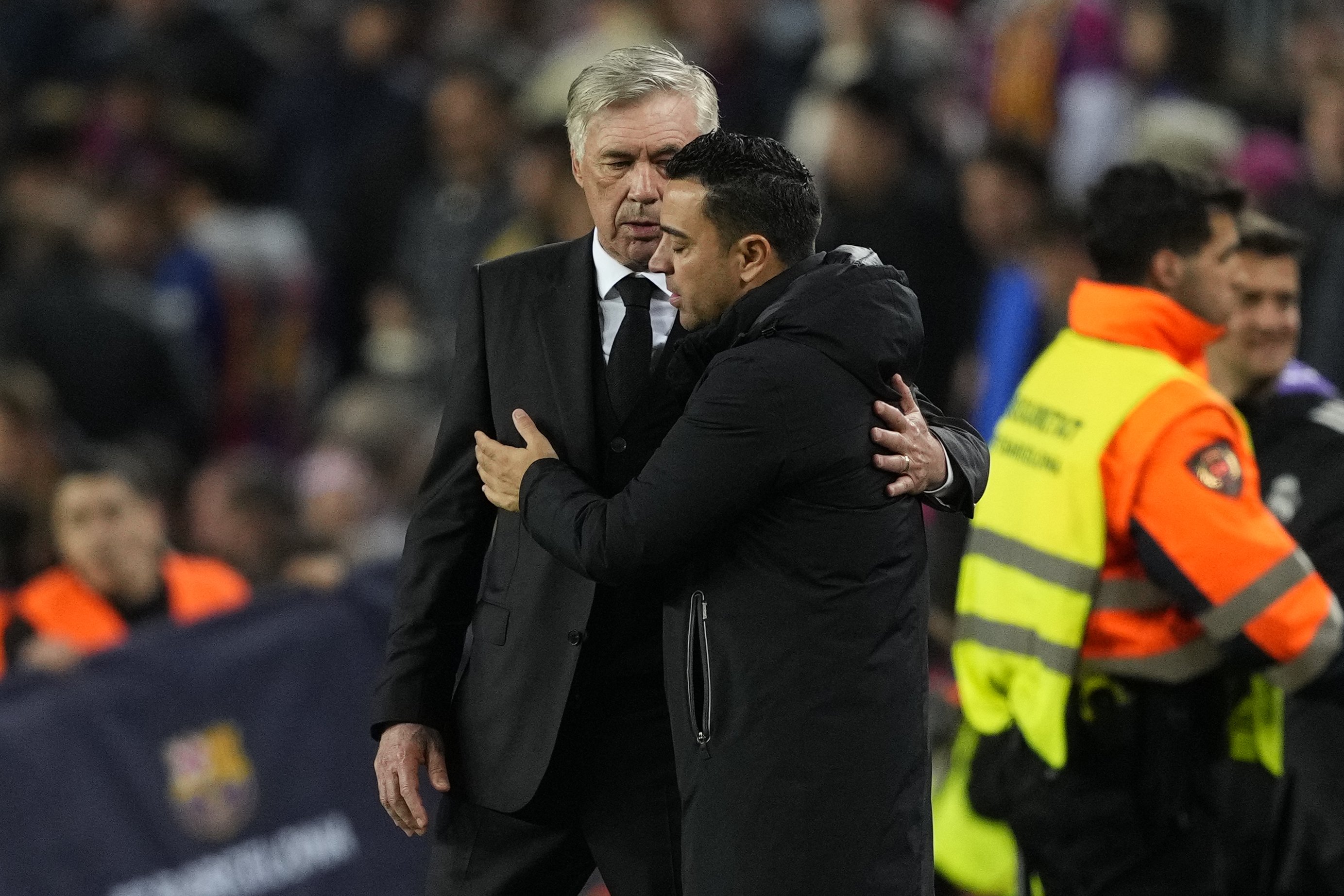 Xavi Hernández y Carlo Ancelotti en el Clásico / Foto: EFE - Alejandro Garcia