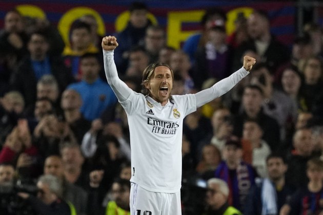 Luka Modric celebra triunfo en el Camp Nou / Foto: EFE - Alejandro Garcia