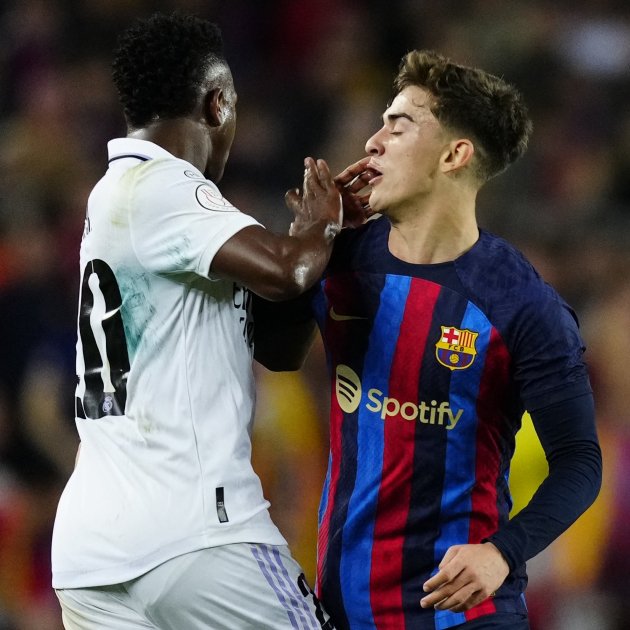 Gavi y Vinícius se pelean en el Clásico / Foto: EFE - Enric Fontcuberta