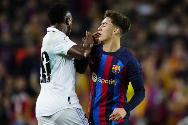 Gavi y Vinícius se pelean en el Clásico / Foto: EFE - Enric Fontcuberta Gavi y Vinícius se pelean en el Clásico / Foto: EFE - Enric Fontcuberta