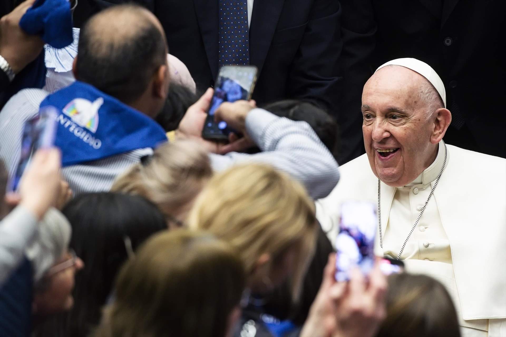 Aproves que el papa Francesc obri la porta a beneir les parelles gais?