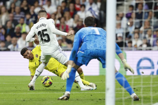 Fede Valverde defensant durant el partit contra el Vila-real / Foto: EFE