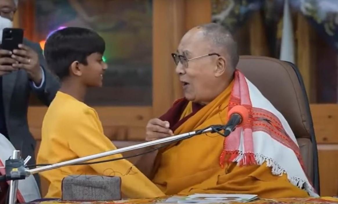 El Dalai-lama es disculpa després de fer-se viral un vídeo on demanava a un nen que li "xuclés" la llengua