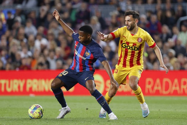 Ansu Fati davant d'Iván Martín durant un Barça - Girona del Camp Nou / Foto: EFE