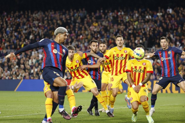 Ronald Araujo rematando un córner contra el Girona / Foto: EFE