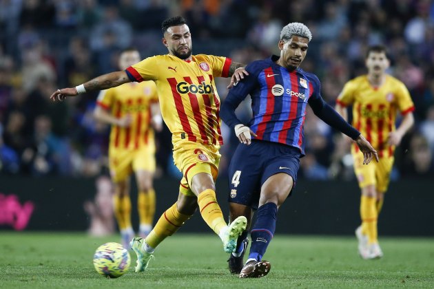 Taty Castellanos y Ronald Araujo disputando un balón durante el Barça - Girona / Foto: EFE Taty Castellanos y Ronald Araujo disputando un balón durante el Barça - Girona / Foto: EFE