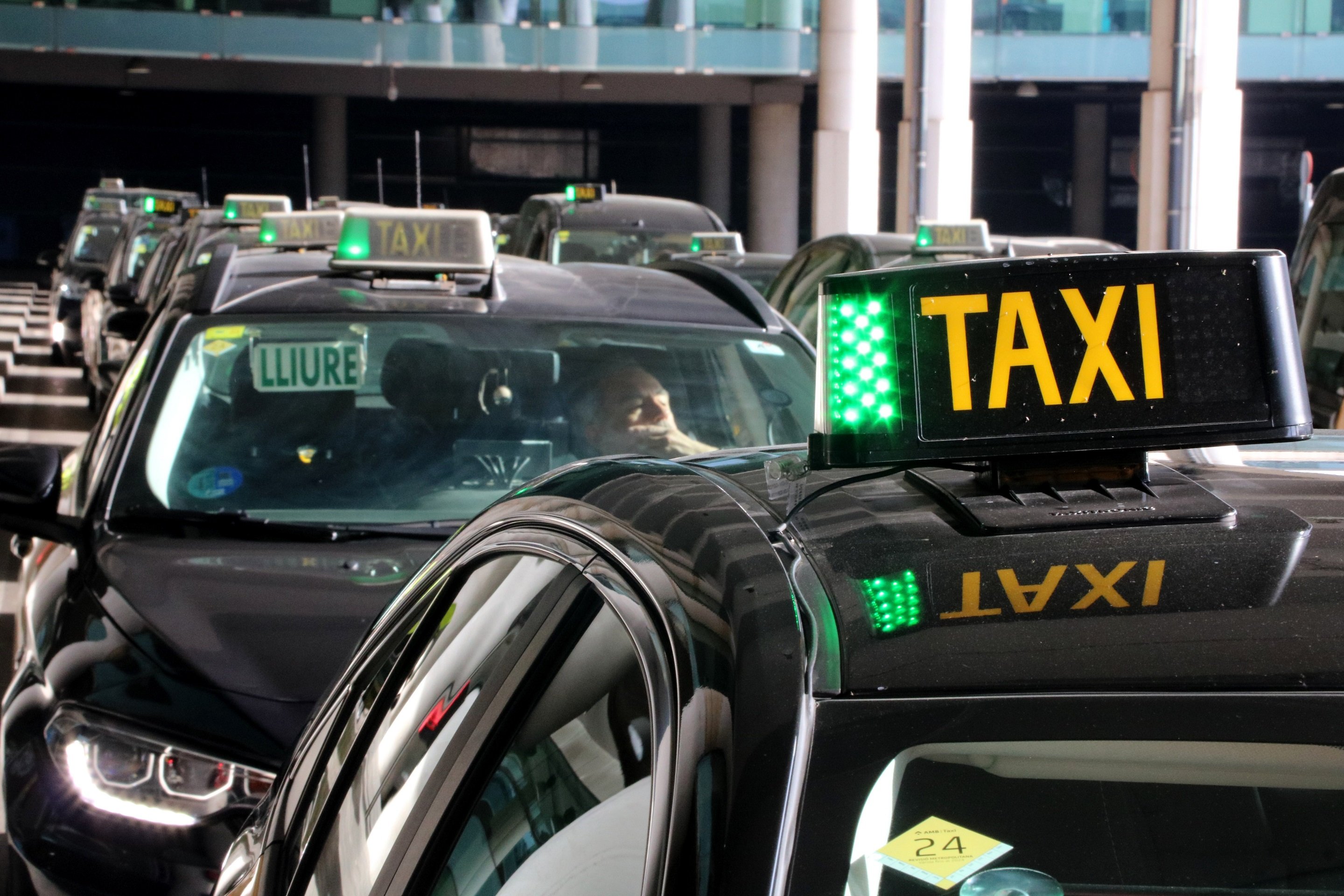 El sector del taxi llega a un acuerdo con Aena y suspende las movilizaciones en el aeropuerto del Prat