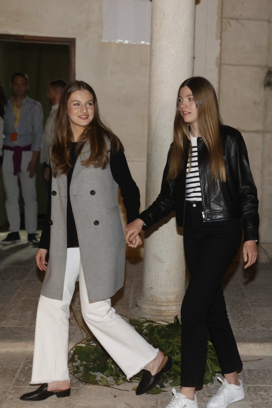 Leonor y Sofía en Chinchón EFE