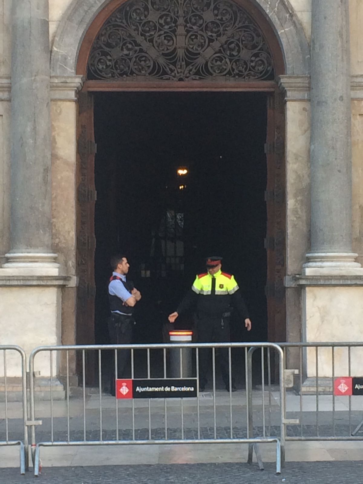 El Palau, tancat i barrat amb una pilona de seguretat