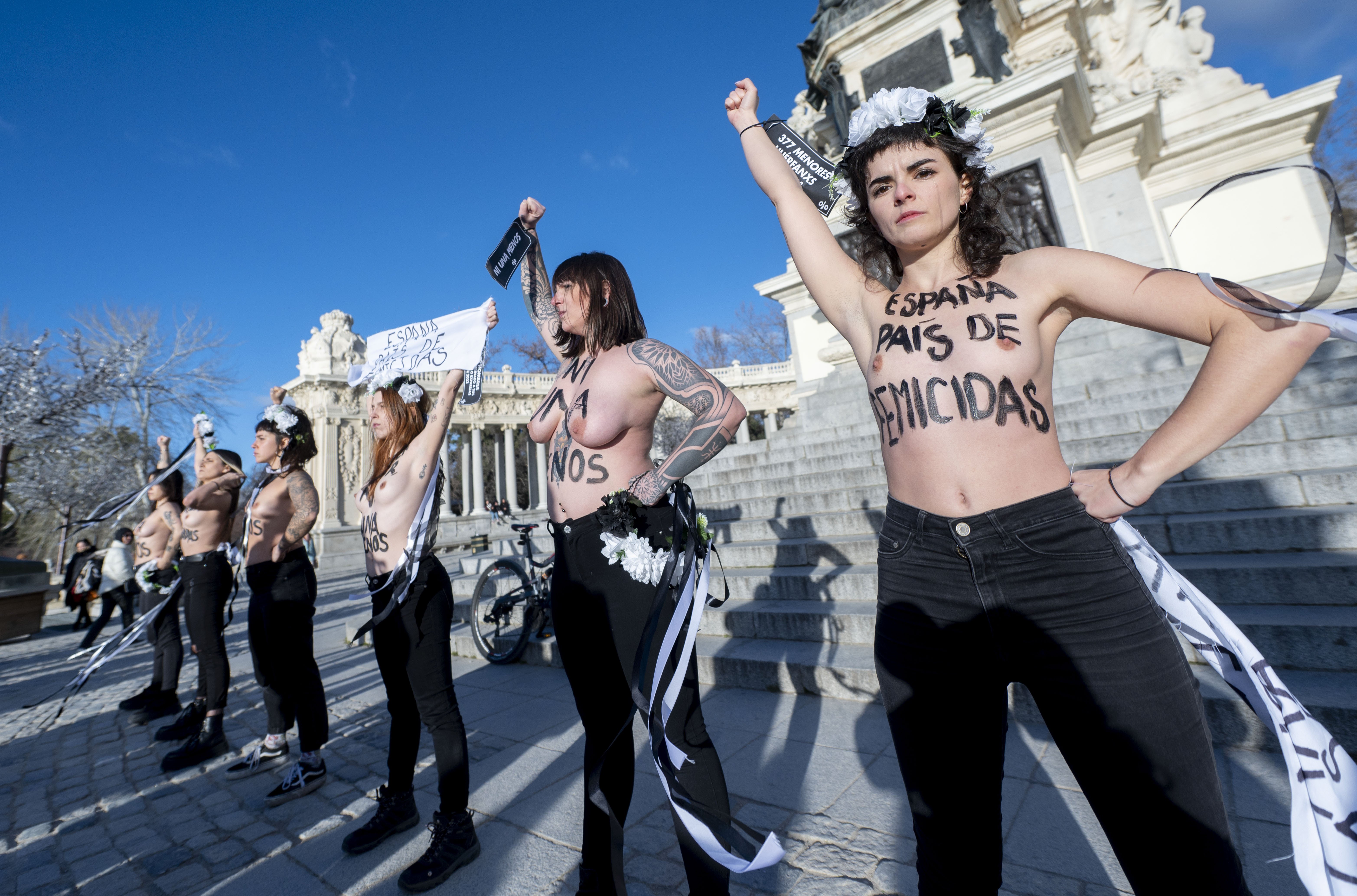 Un jutge imputa un policia espanyol per agafar una activista de Femen pels pits