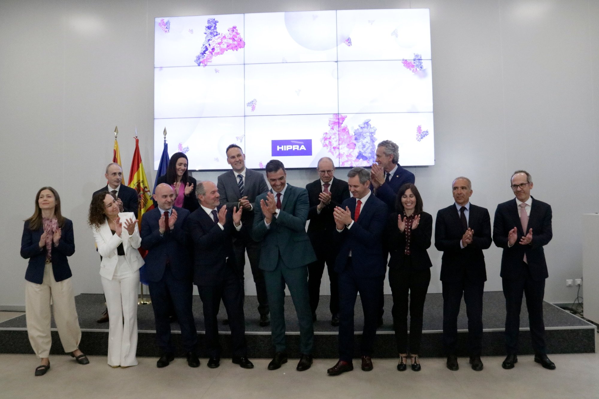 Sánchez visita la sede de Hipra y defiende la compra de 3 millones de dosis de la vacuna