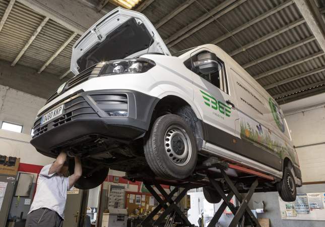Una furgoneta al taller de Be Electric per al muntatge de l'equip|joc mecànico Una furgoneta al taller de Be Electric per al muntatge de l'equip|joc mecànico