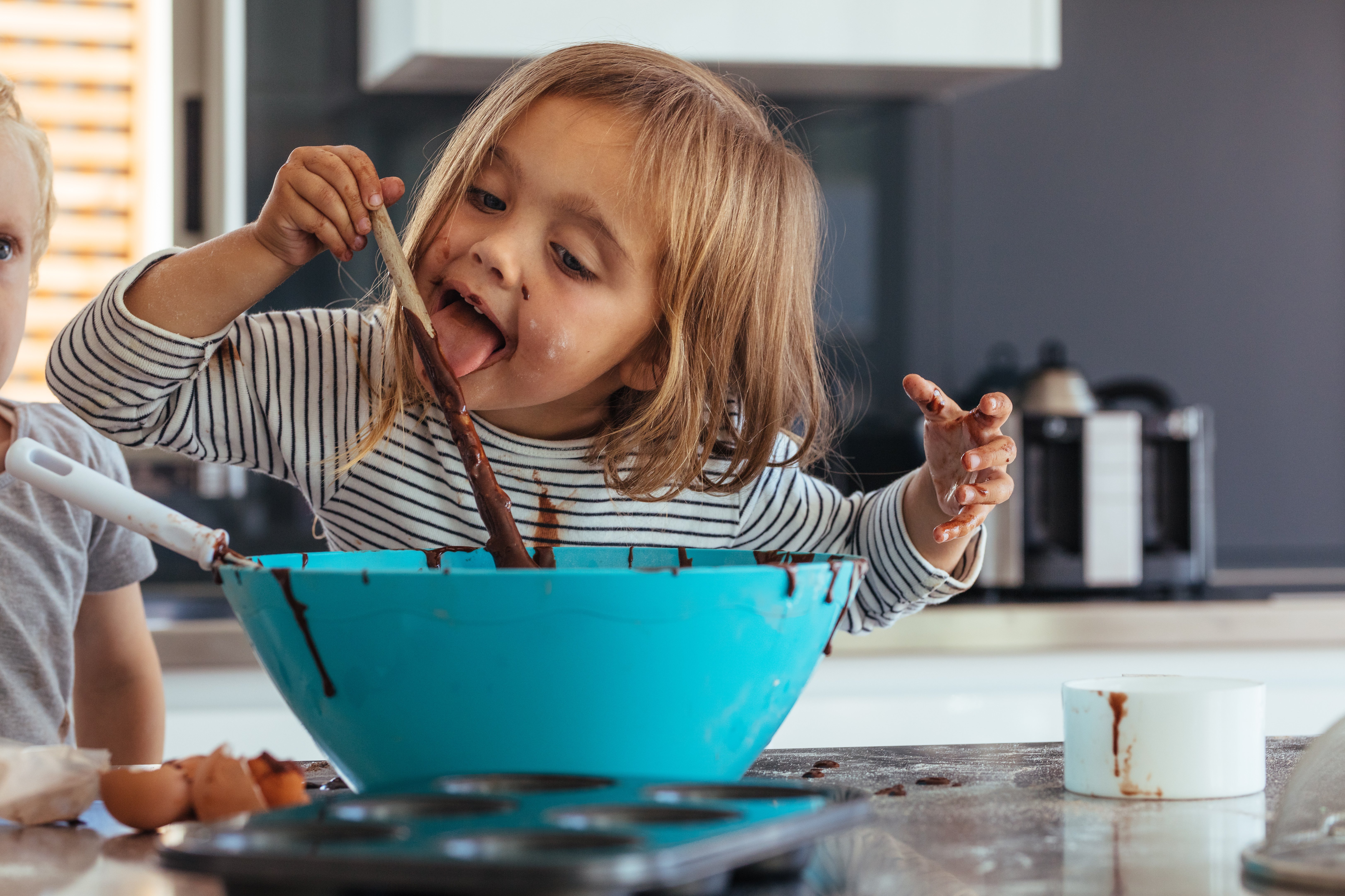 Adobe stock niña haciendo chocolate