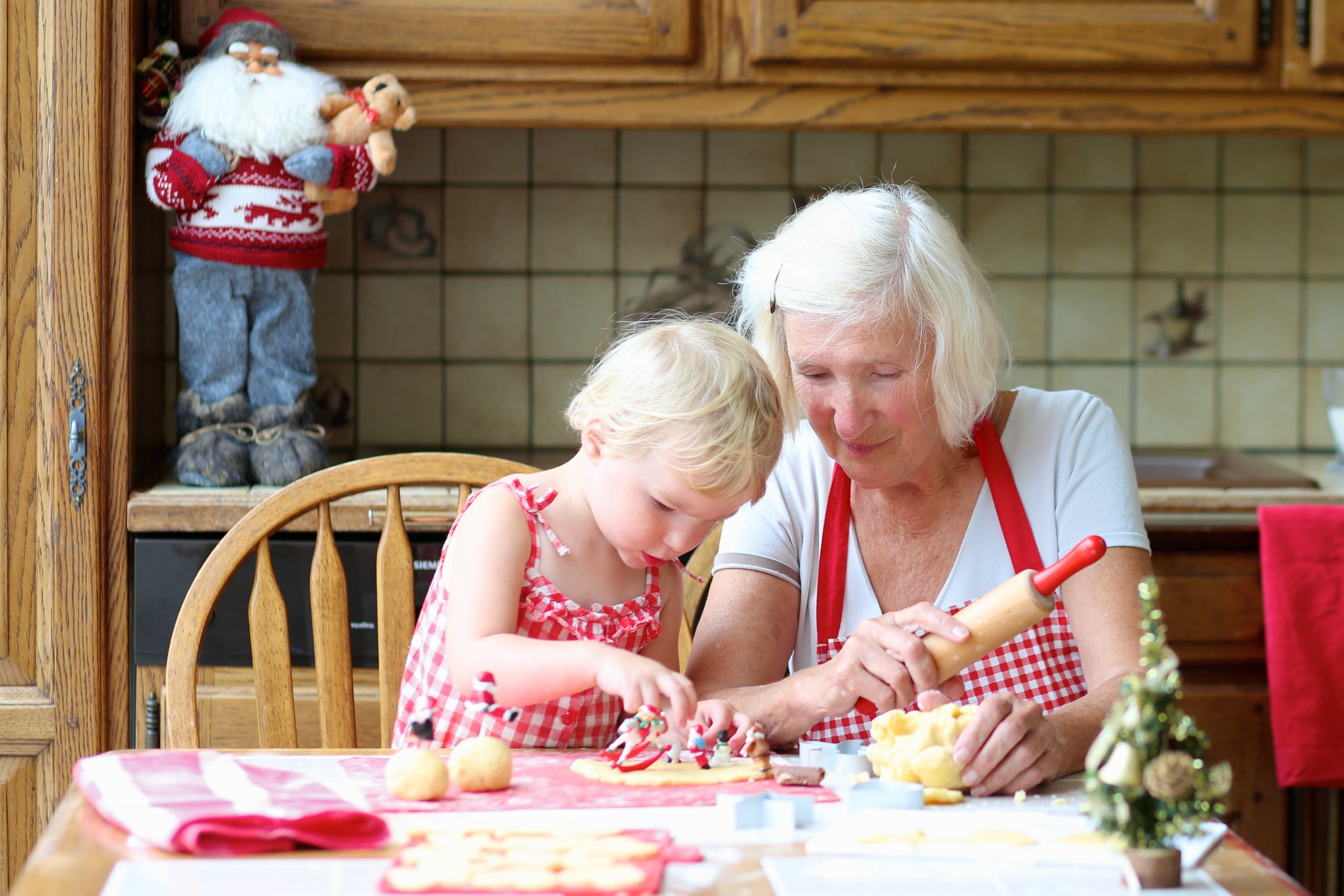 suelta y niña cocinando juntas adobe stock