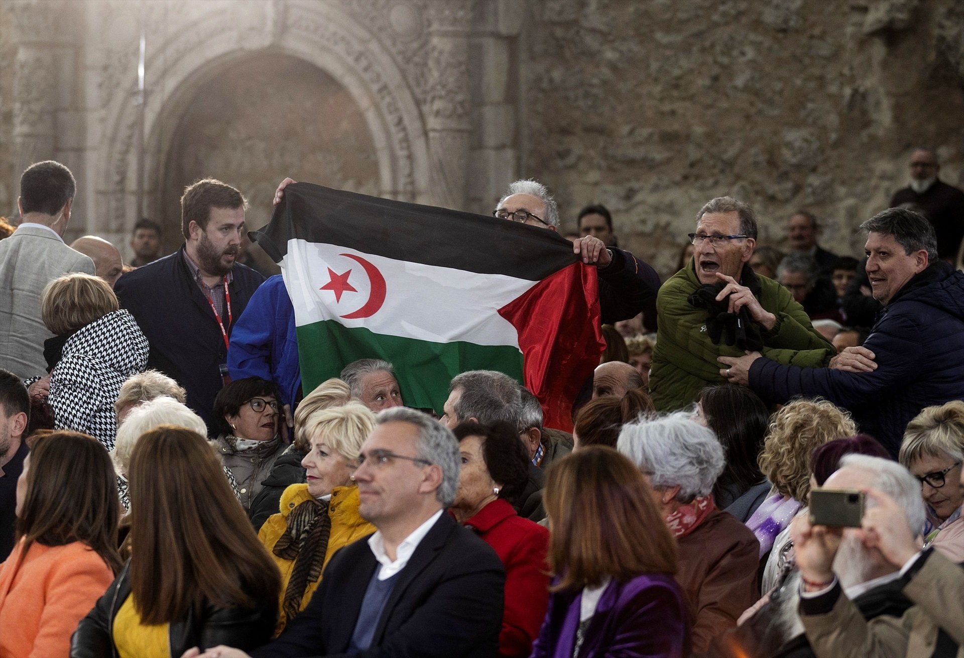 Expulsen un activista d'un míting de Pedro Sánchez per mostrar una bandera del Sàhara