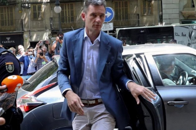 Iñaki Urdangarin surt del cotxe Iñaki Urdangarin surt del cotxe