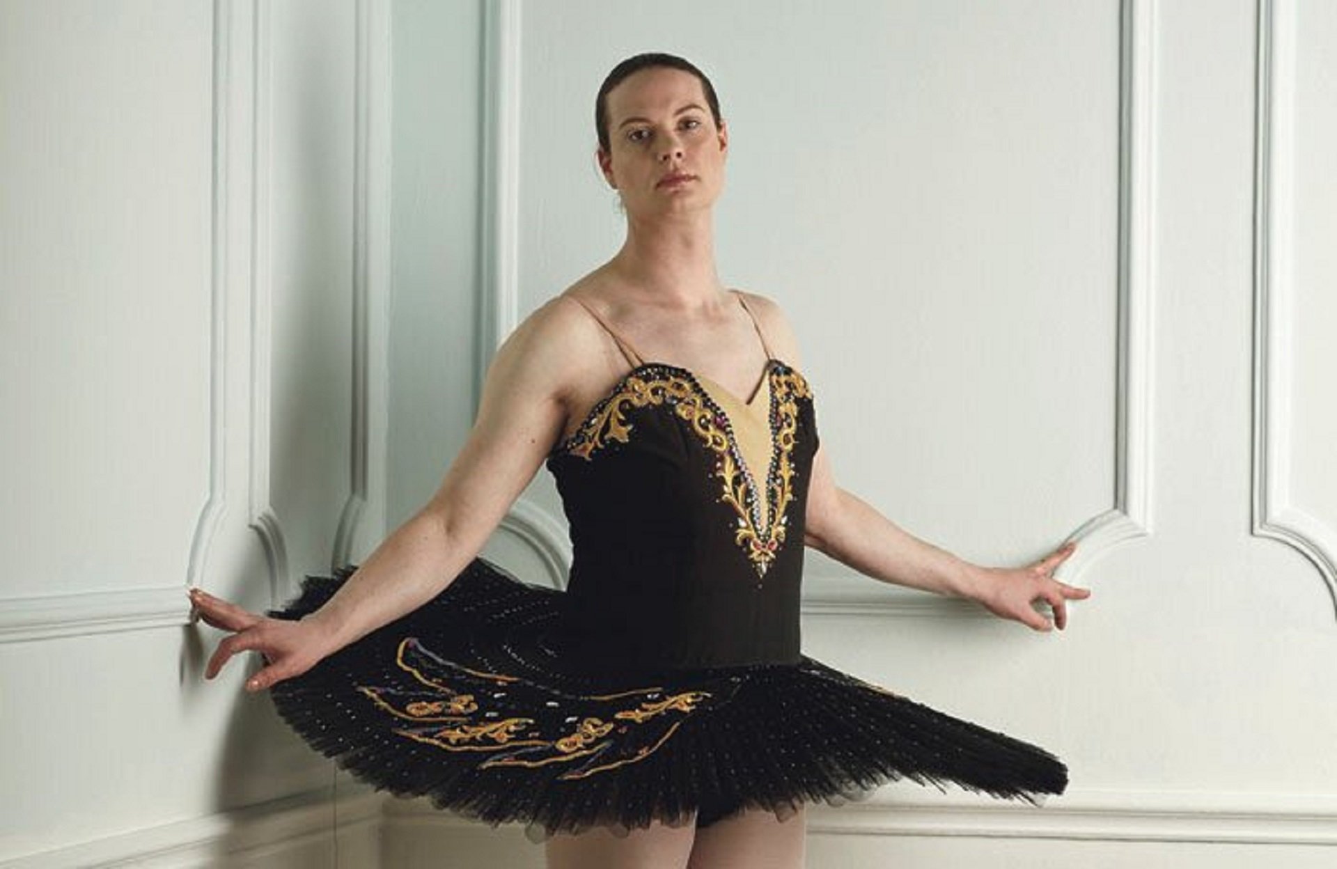 El Reino Unido se indigna con el vídeo de una bailarina trans de la Royal Academy: "No sabe bailar"