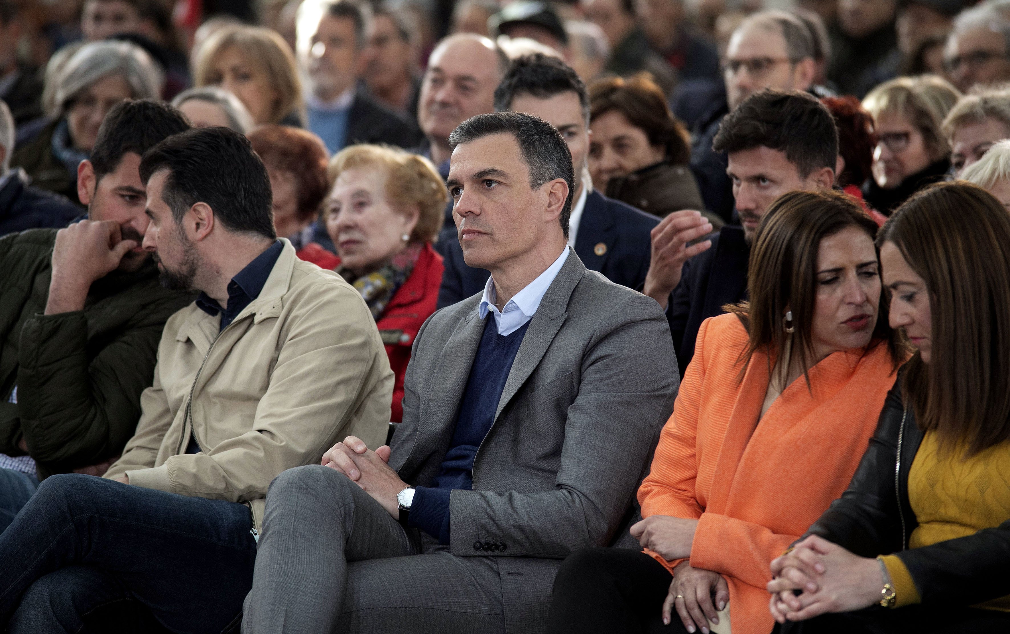 La mayoría de los barones del PSOE plantan a Pedro Sánchez en un gran acto de partido
