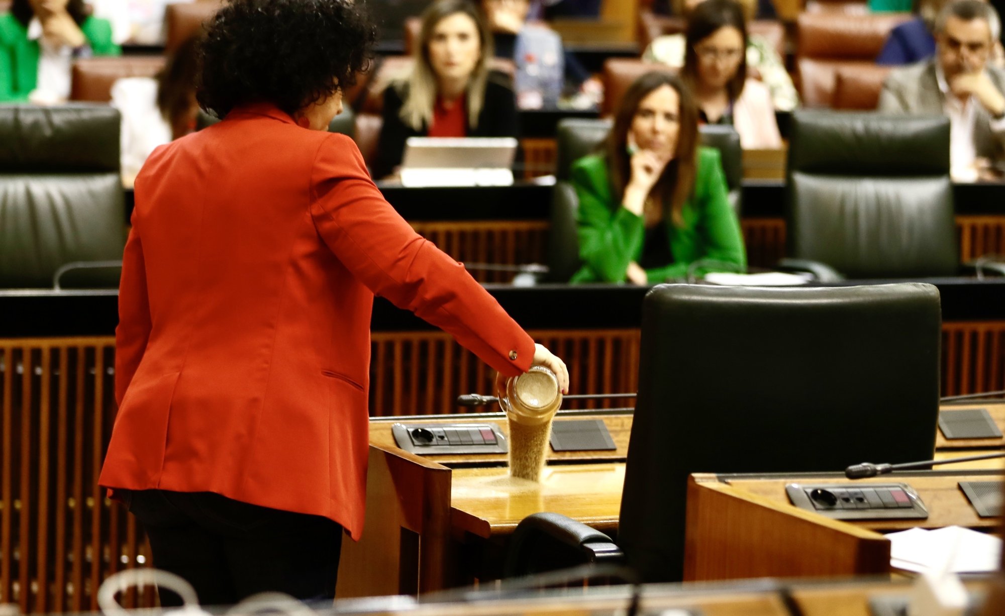 Disputa en el Parlamento andaluz por Doñana: una diputada tira arena en el escaño de Juanma Moreno