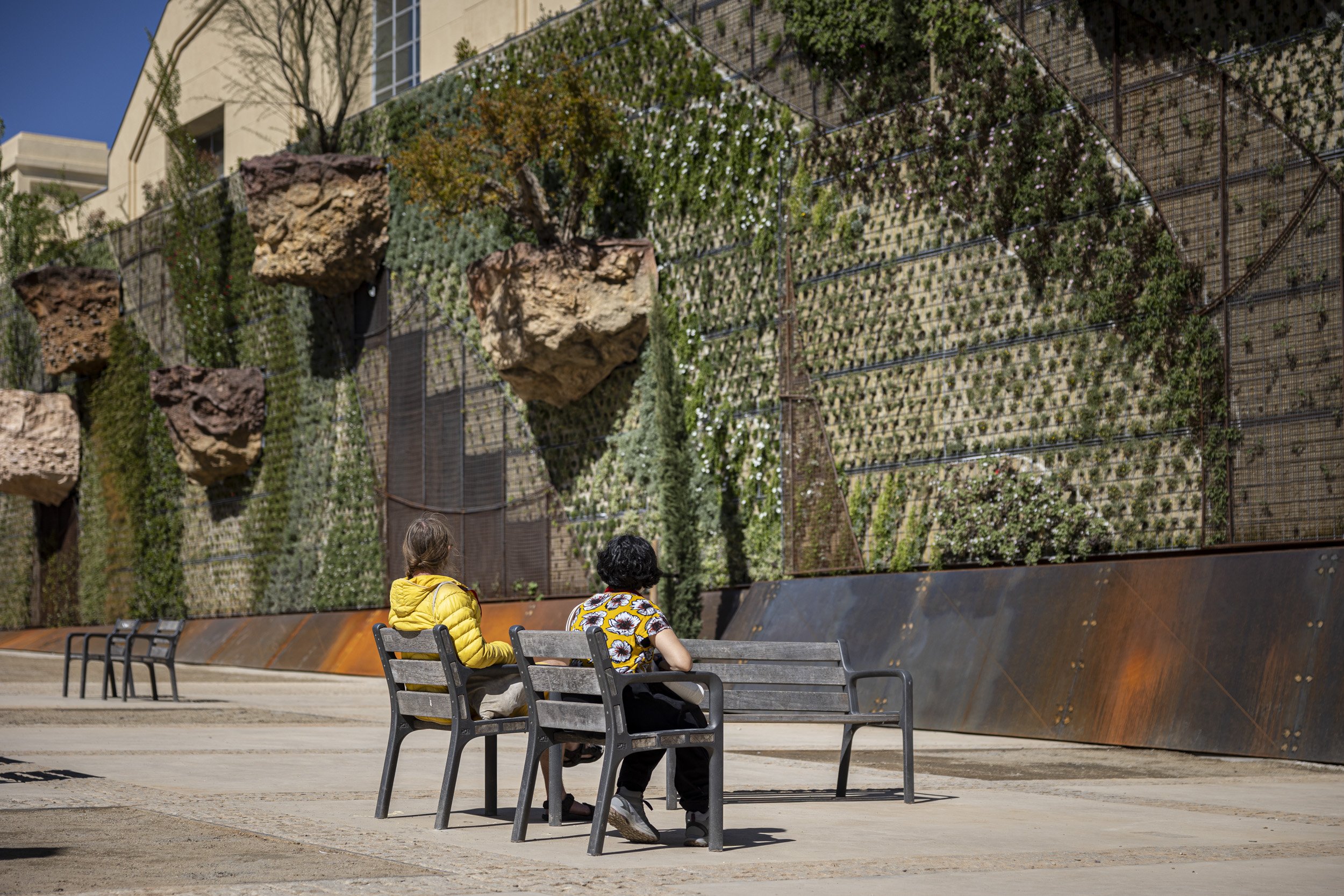 El CaixaForum estrena el primer bosque vertical con árboles en suspensión de Barcelona