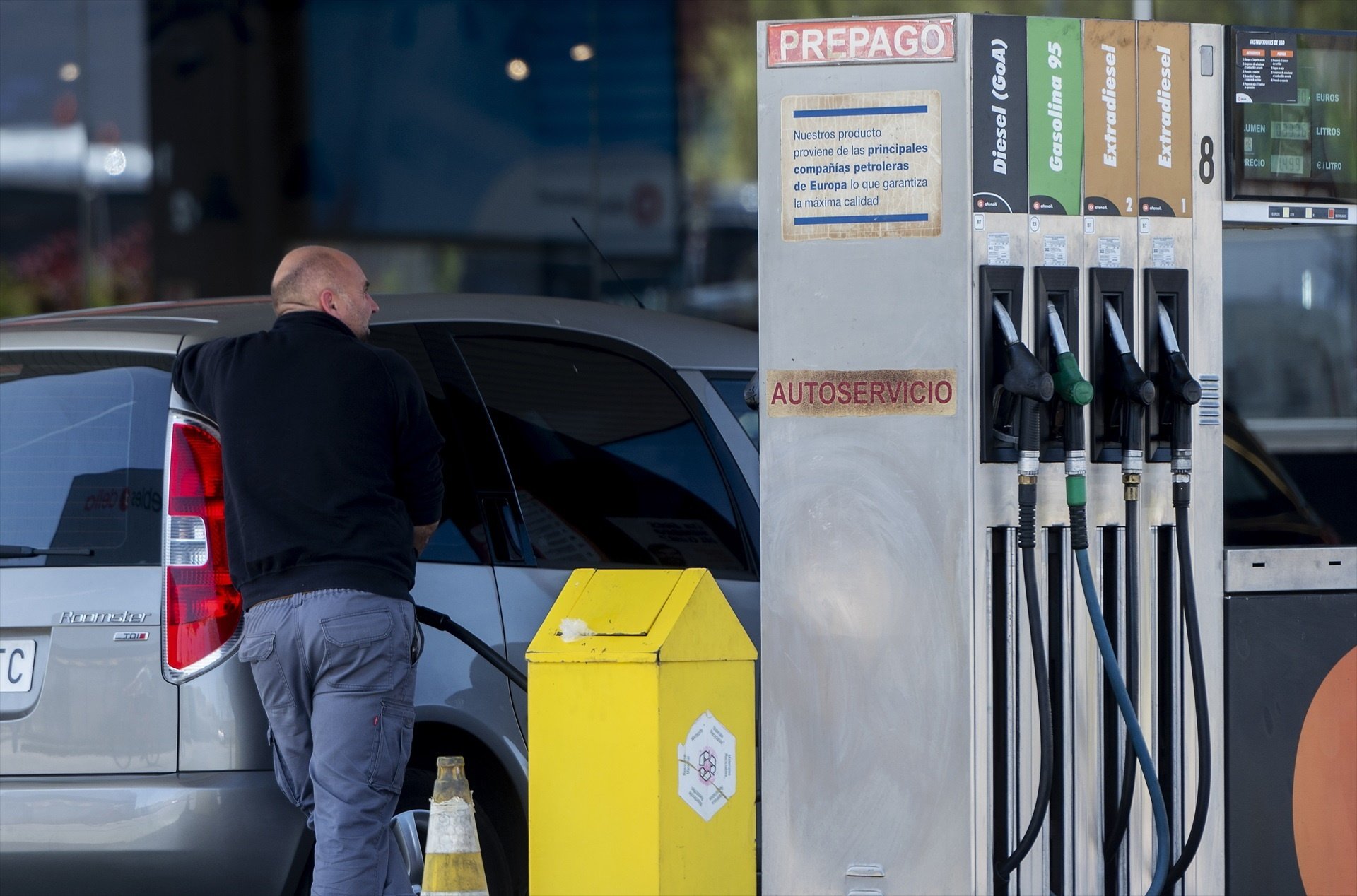 La mesura extraordinària per rebaixar el preu de la gasolina marca el camí a Espanya