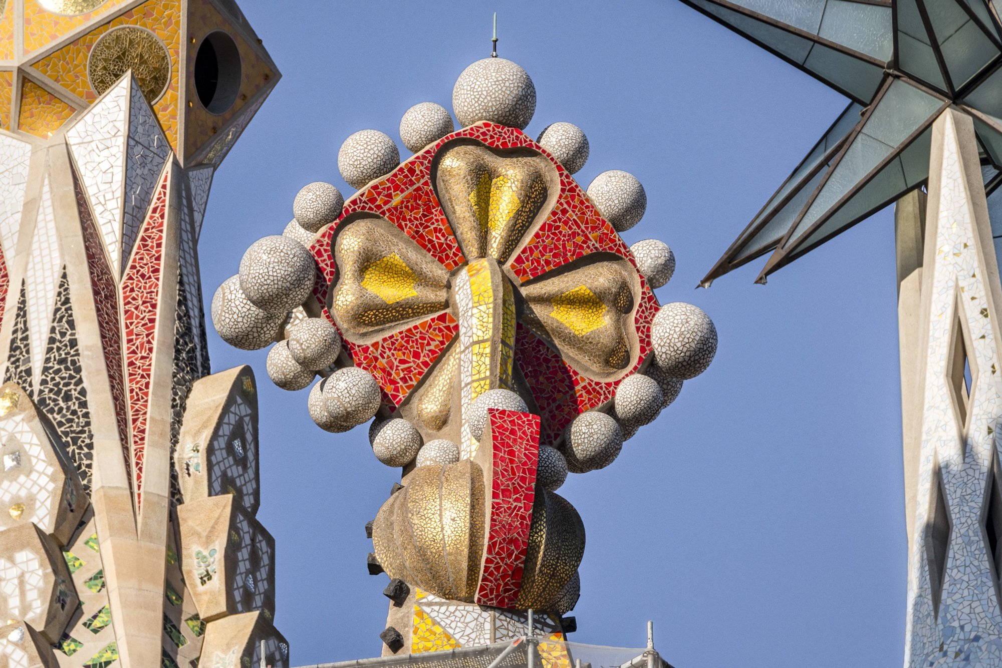 Les primeres torres de la Sagrada Família recuperen els colors originals