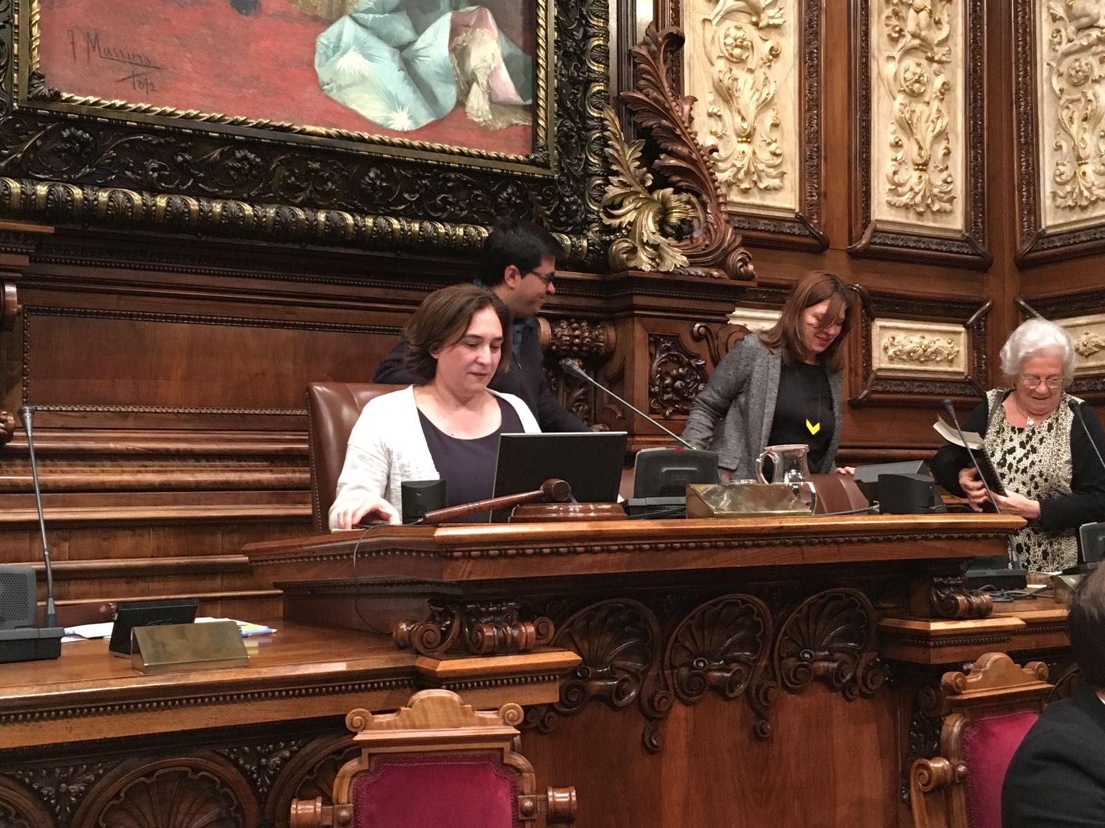 Colau, entre llàgrimes, parla de l'exili de Marta Rovira