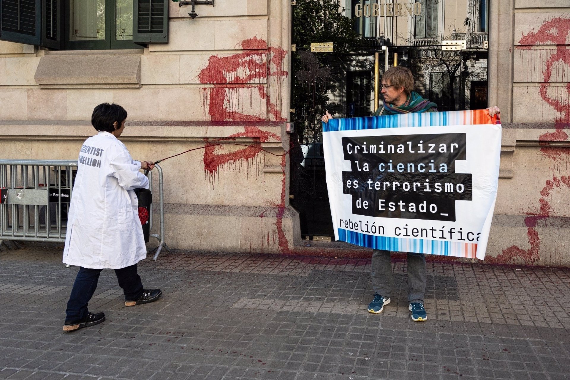 Dos protestas empañan la toma de posesión del nuevo delegado del Gobierno en Catalunya