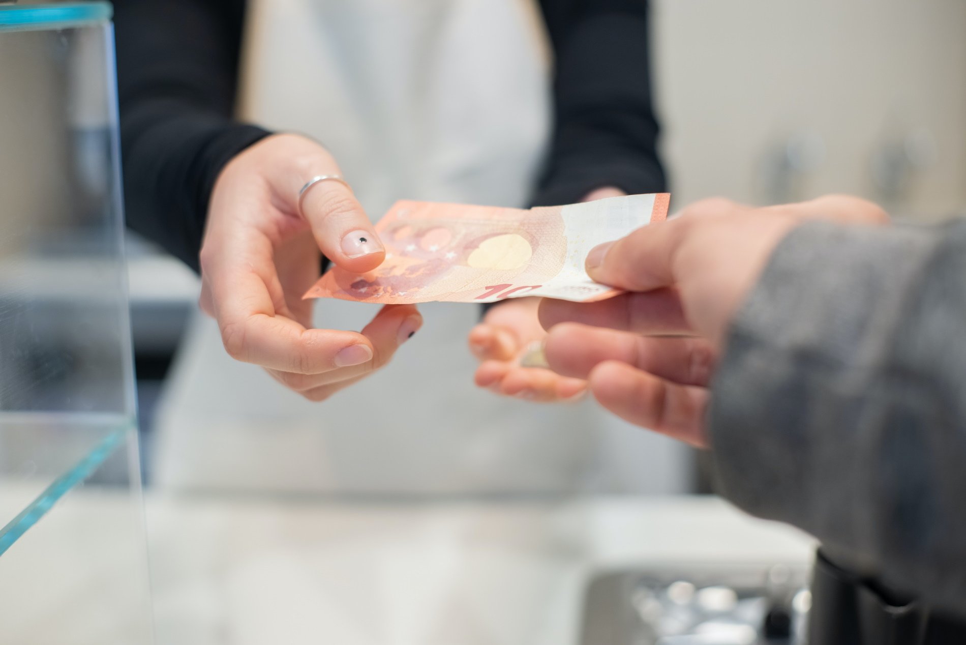 Més del 72% dels comerços espanyols demana innovar en la gestió dels pagaments en efectiu, segons un estudi