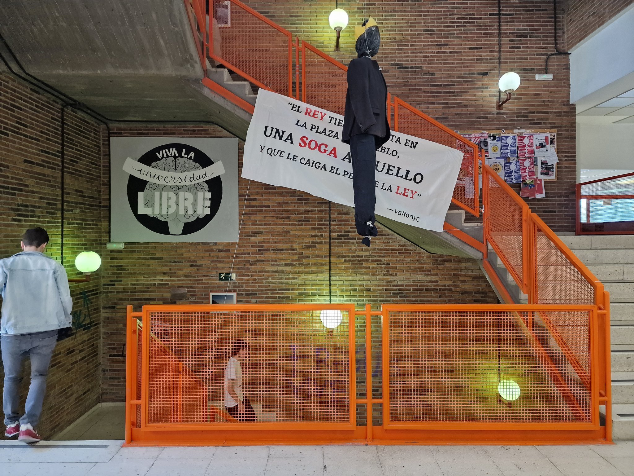 Polémica en la Universidad Complutense de Madrid por el muñeco de un rey colgado en un pasillo