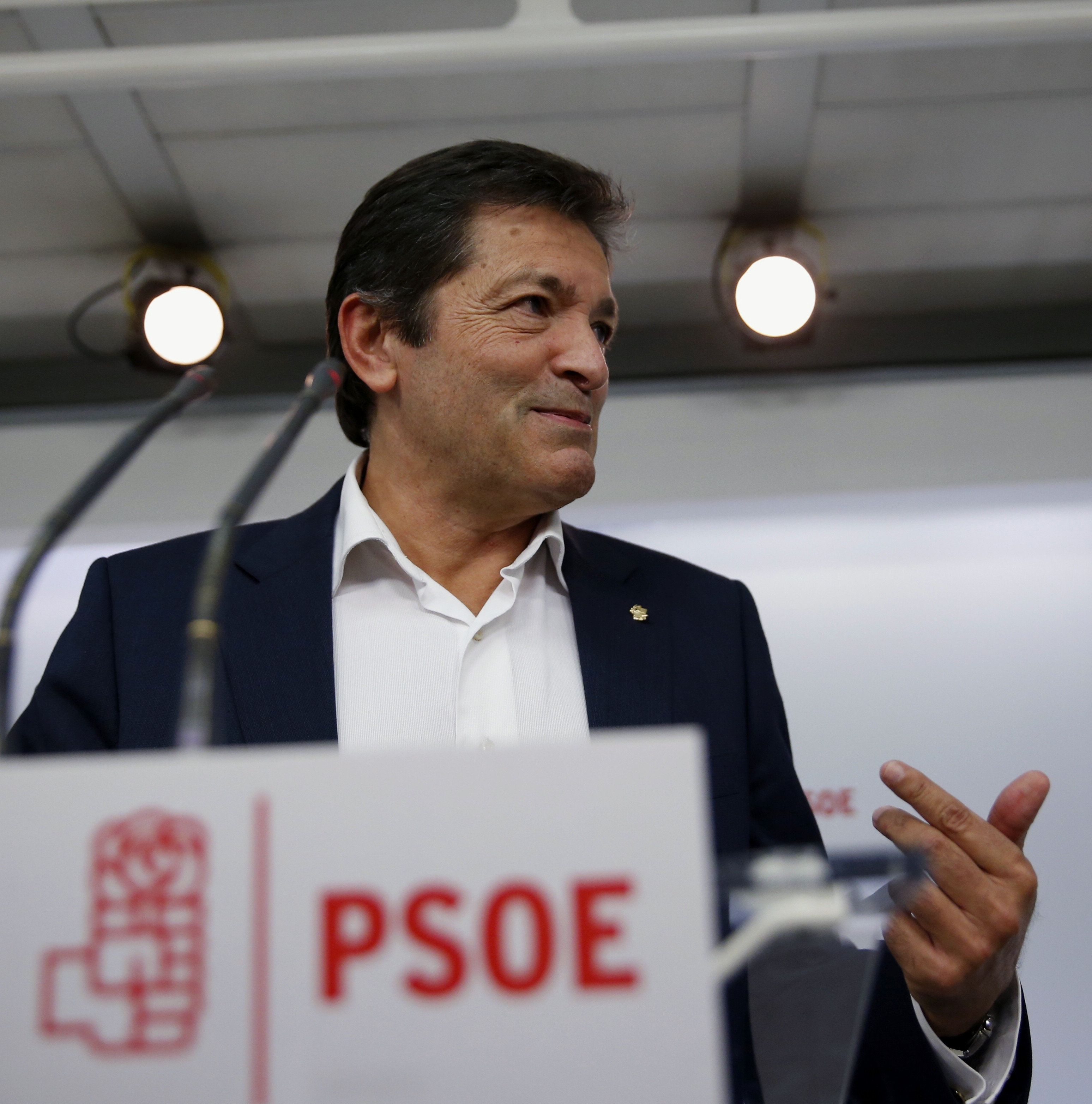 Un PSOE fracturado y a la deriva pone proa hacia la abstención