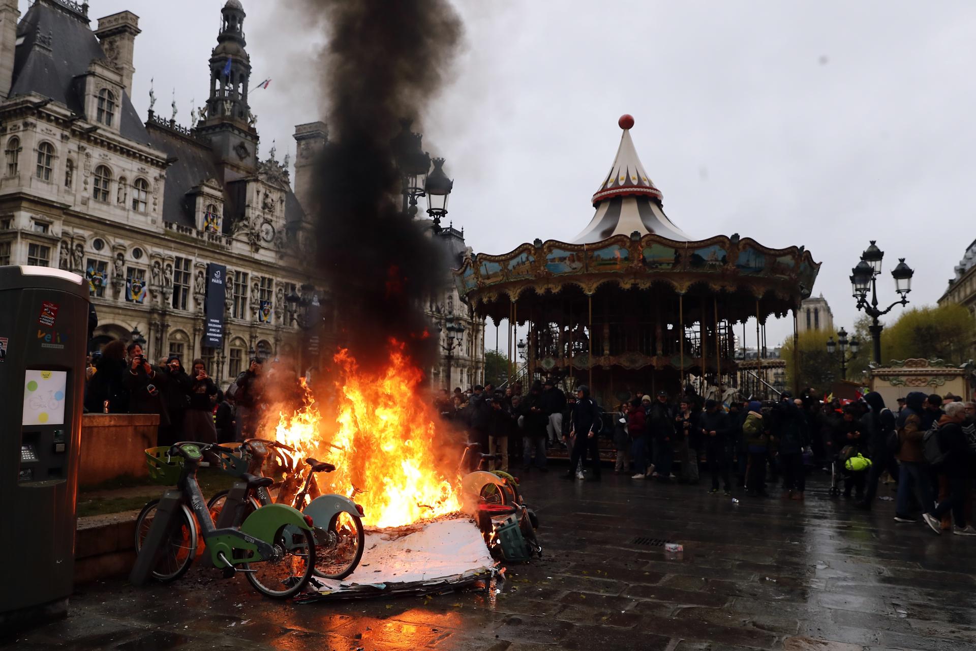 Incidents a París després de l'aval del Consell Constitucional a la reforma de les pensions | VÍDEO