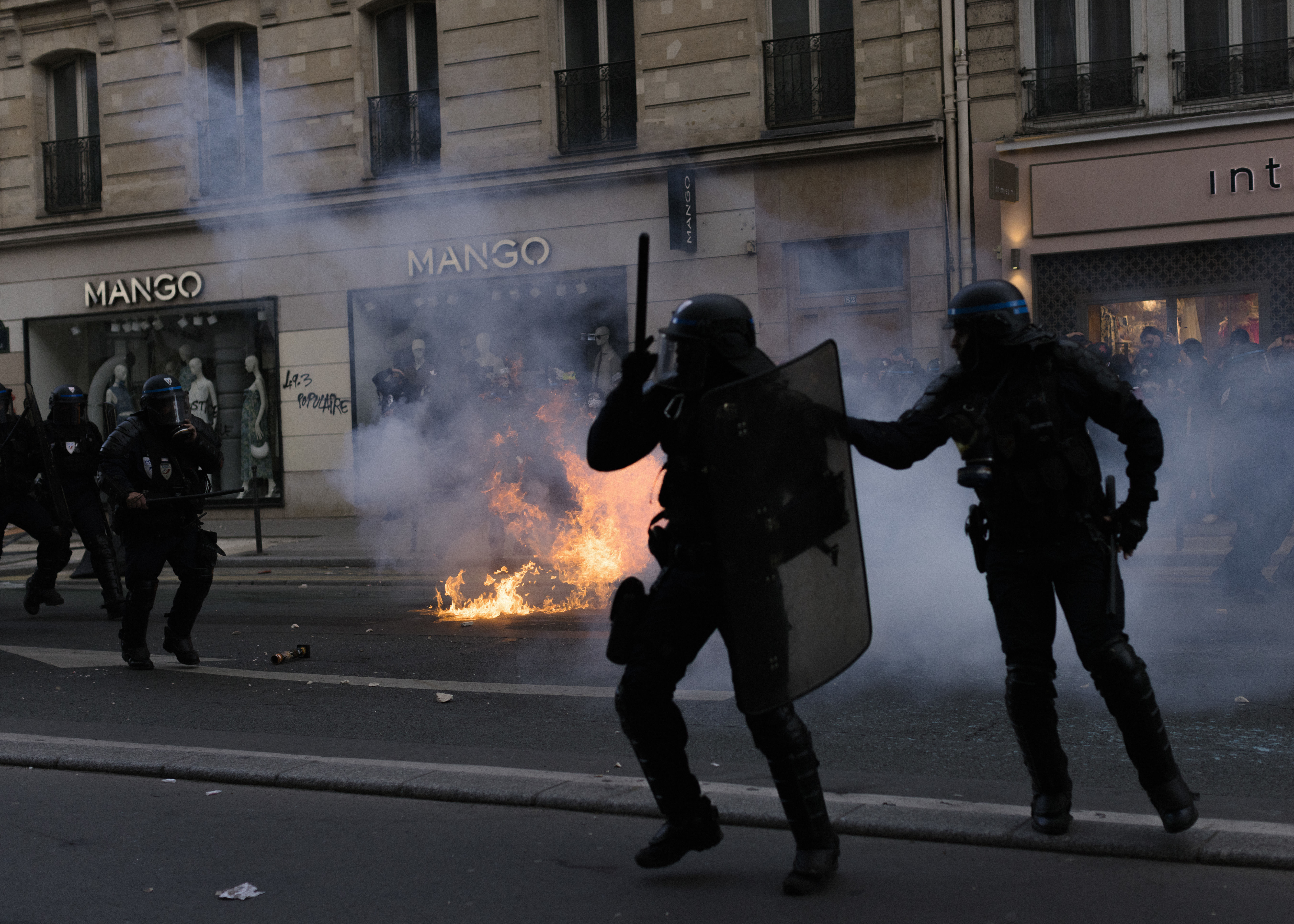 Incidents en la nova onada de protestes a França: incendien una comissaria i mobiliari urbà