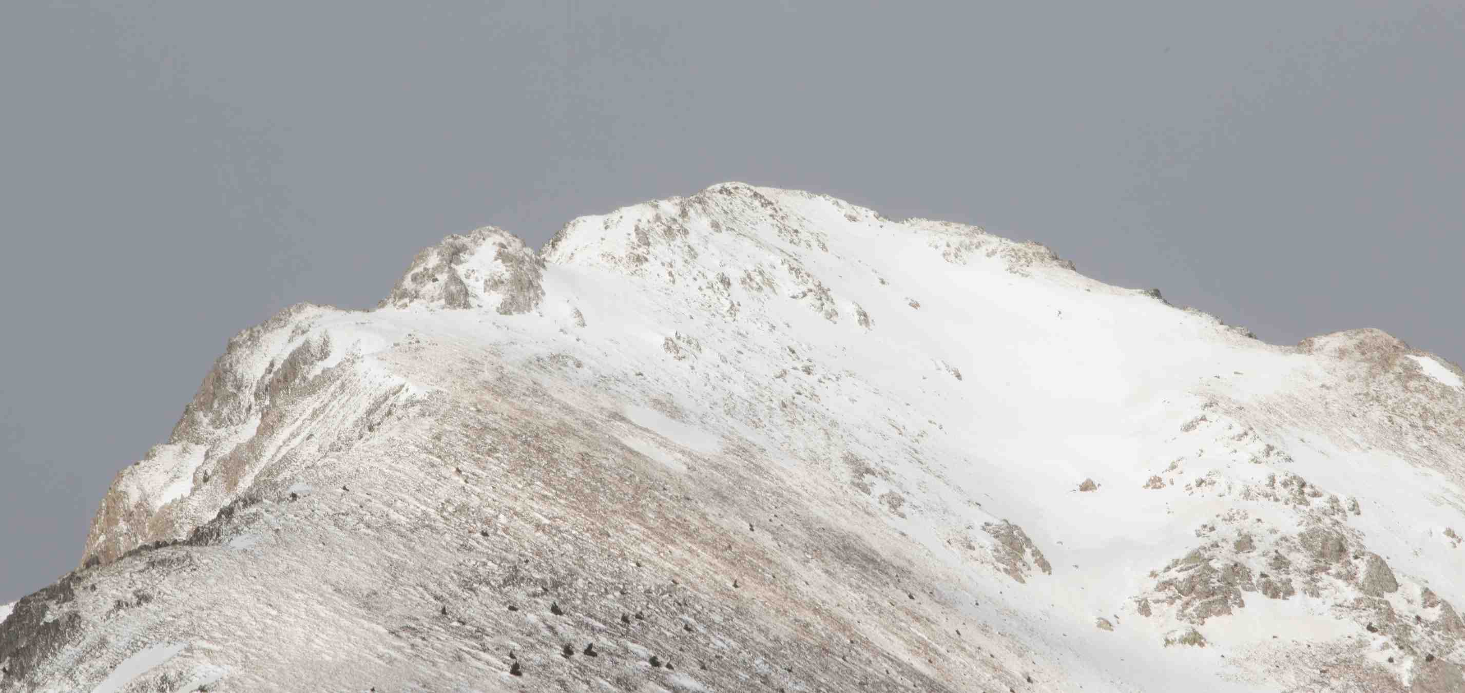 Lo Tésol, una muntanya de 2.699 metres a l'Alt Àneu torna a veure's vestida de blanc després de la nevada primaveral dels últims dies / Ramon Baylina