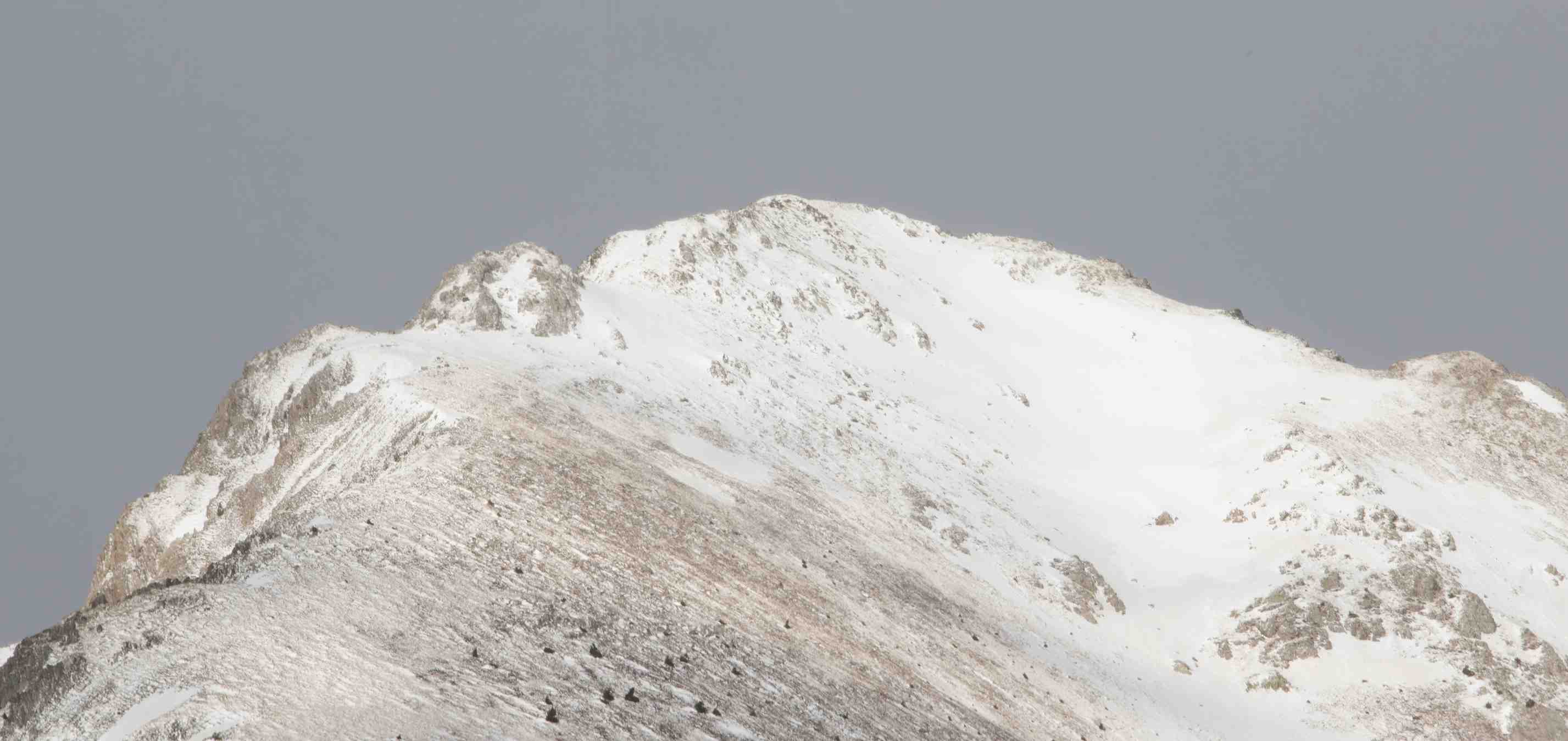 Lo Tésol, una montaña de 2.699 metros en el Alt Àneu vuelve a verse vestida de blanco después de la nevada primaveral de los últimos días / Ramon Baylina Lo Tésol, una montaña de 2.699 metros en el Alt Àneu vuelve a verse vestida de blanco después de la nevada primaveral de los últimos días / Ramon Baylina