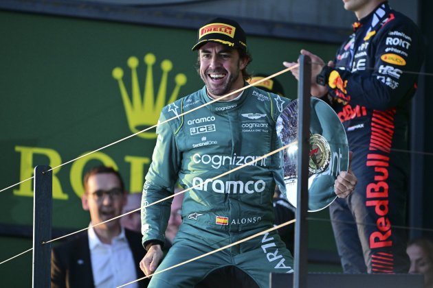 Fernando Alonso contento trofeo Australia / Foto: Europa Press