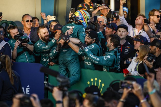 Fernando Alonso celebra podi amb equip Aston Martin en Austràlia / Foto: Europa Press - Xavi Bonilla