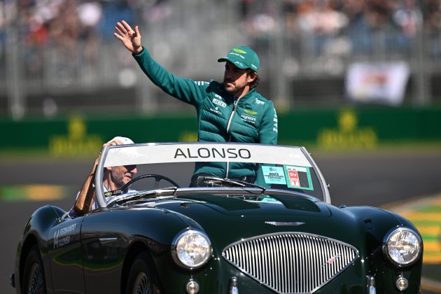 Fernando Alonso saluda público en Australia / Foto: Europa Press Fernando Alonso saluda público en Australia / Foto: Europa Press