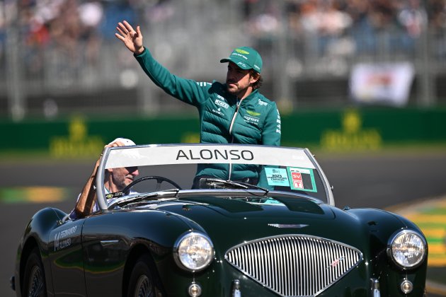 Fernando Alonso saluda público en Australia / Foto: Europa Press