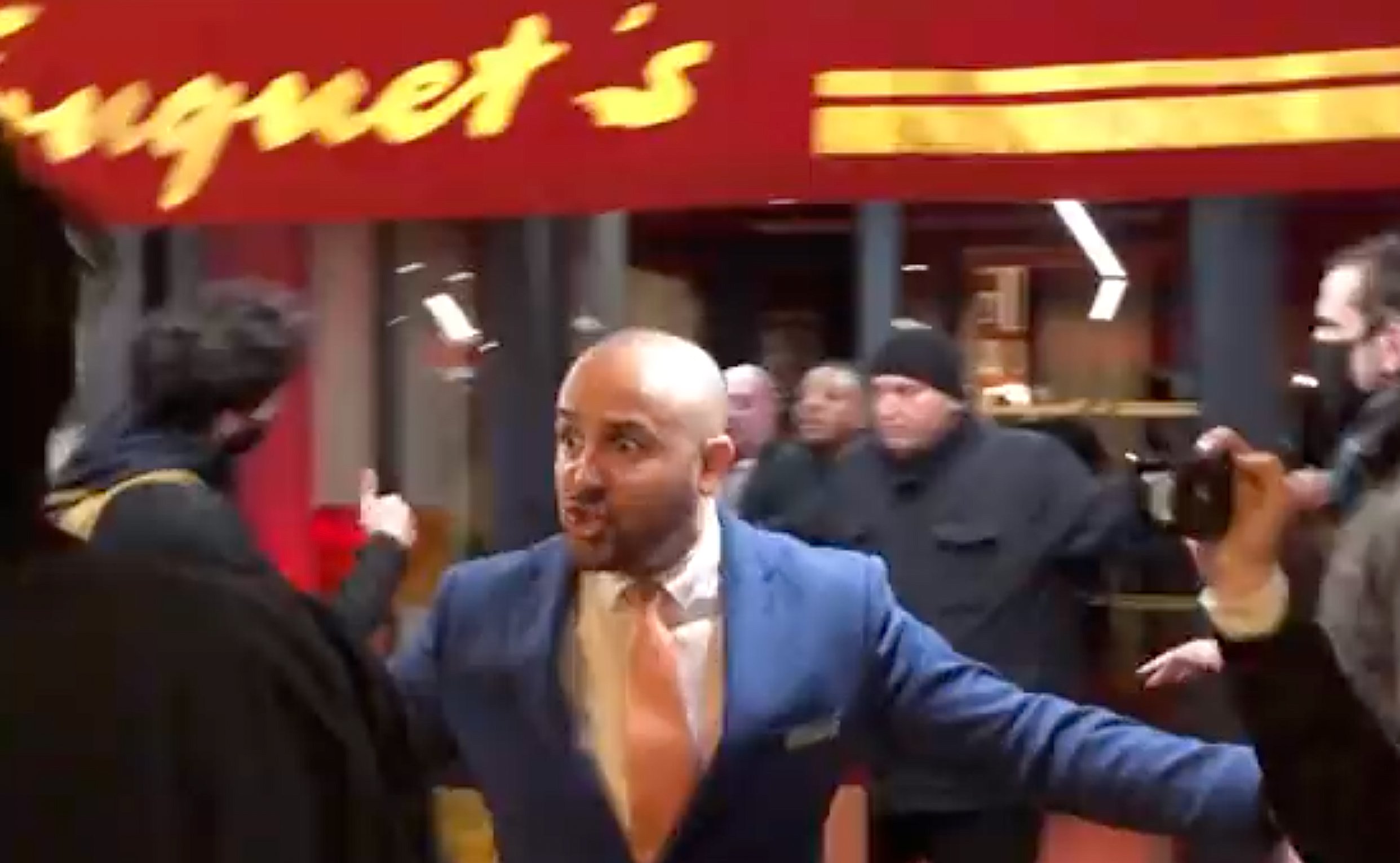 Els manifestants intenten irrompre al famós restaurant Fouquet's de París | VÍDEO