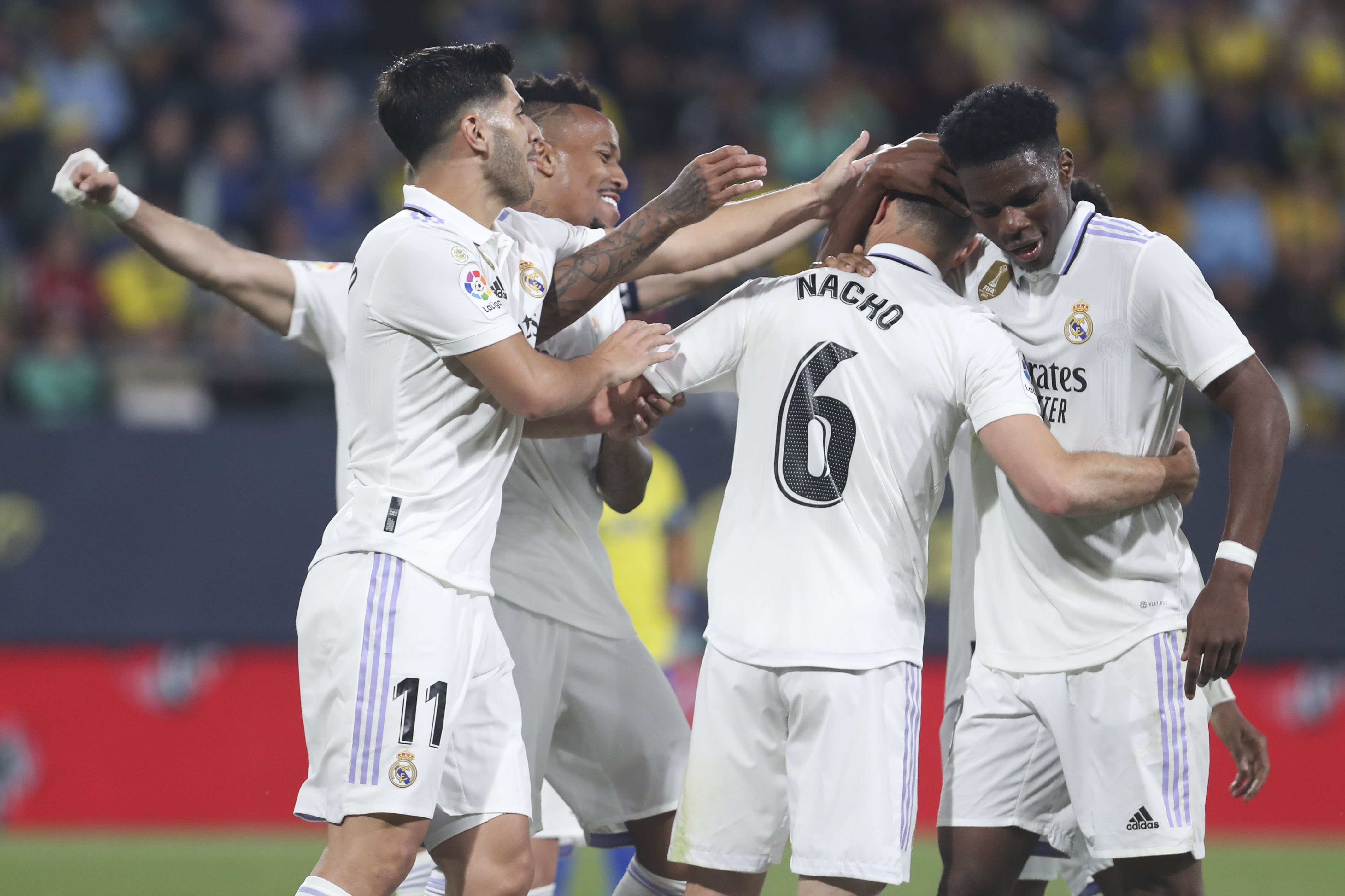 Un Reial Madrid desencertat en la rematada pateix fins al tram final per vèncer el Cadis (0-2)