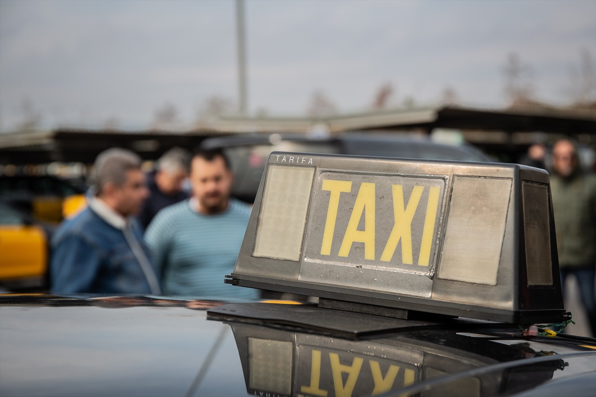 El taxi de Barcelona inicia quatre dies de protesta a l'aeroport contra els conductors il·legals