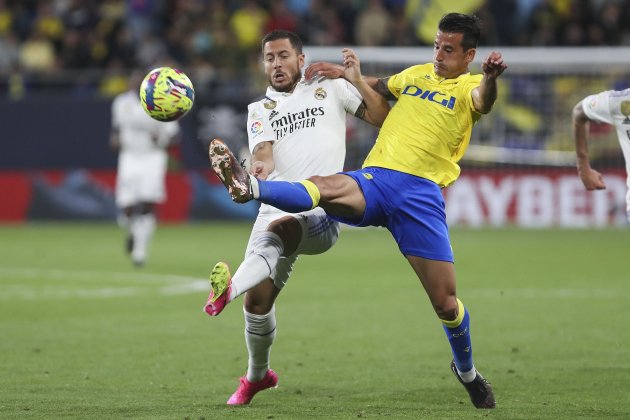 Eden Hazard luchando un duelo Madrid Cadiz / Foto: EFE - Román Ríos