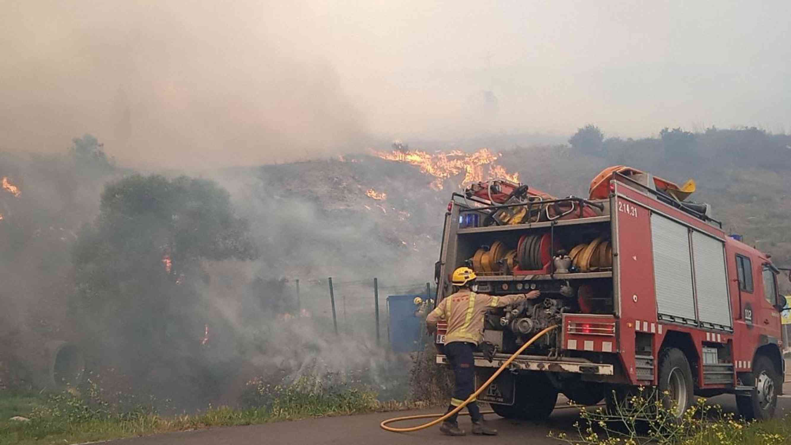 Incendi a Portbou: el foc entra des de la Catalunya Nord empès pel fort vent