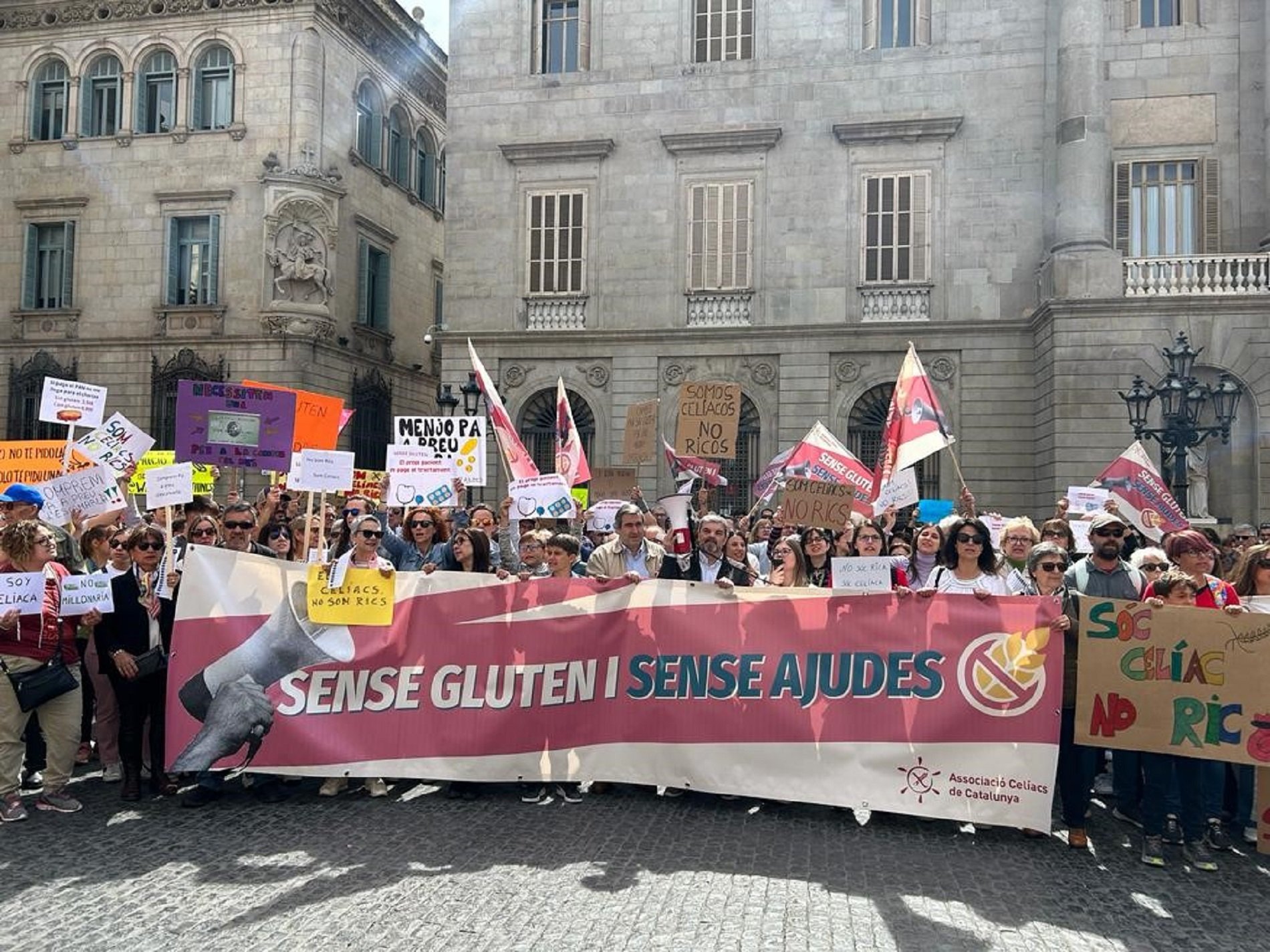 Un millar de personas con celiaquía reclaman en Barcelona ayudas directas para los afectados